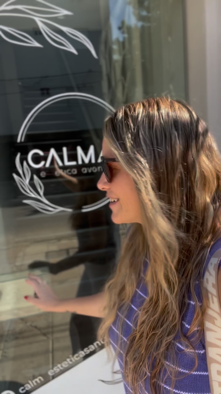La vidriera sobre la calle 71, con el logo de Calmas en el vidrio